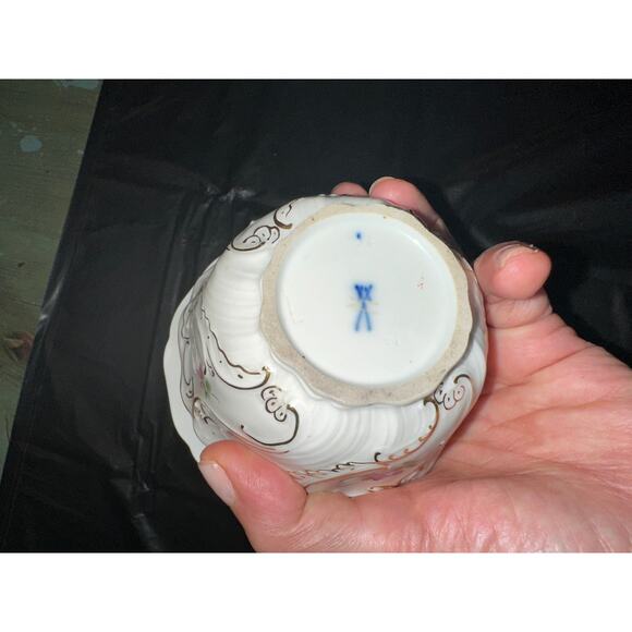 ESTATE SALE- 19TH CENTURY ANTIQUE MEISSEN CACHE POT SUGAR BOWL WITH LID FLORAL - Picture 5 of 6